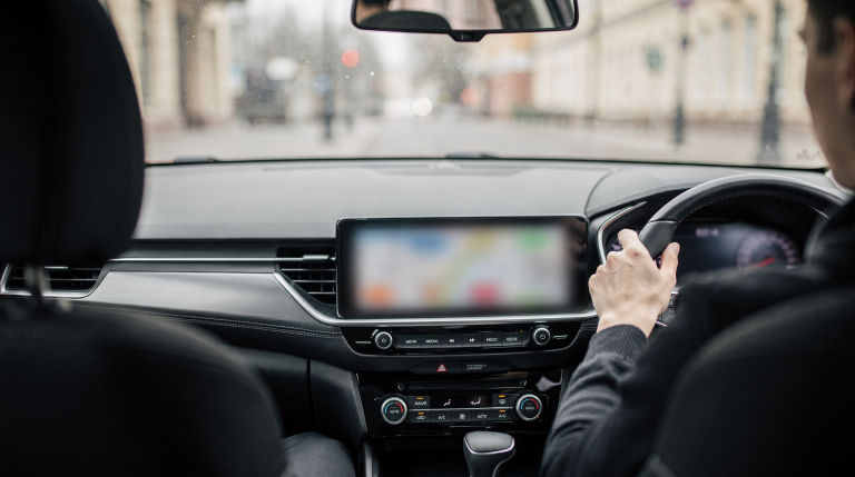 Apple CarPlay и Android Auto с точки зрения UX: плюсы и ограничения
