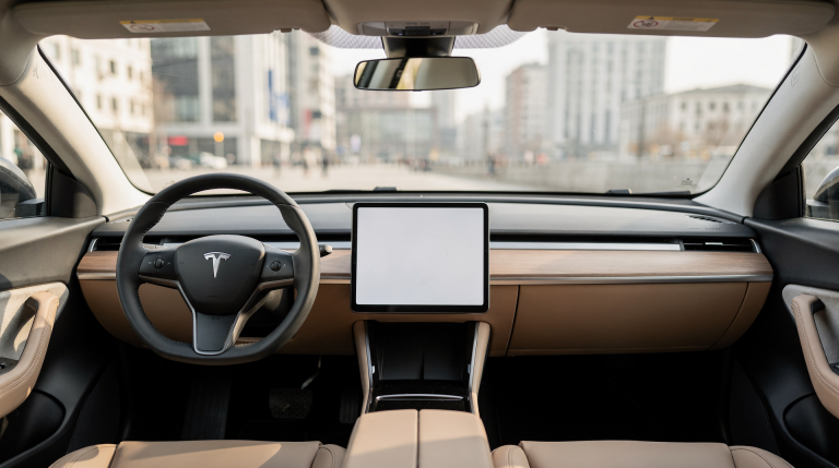 Как устроен UX в автомобилях Tesla, Zeekr и Li Auto: ключевые отличия подходов
